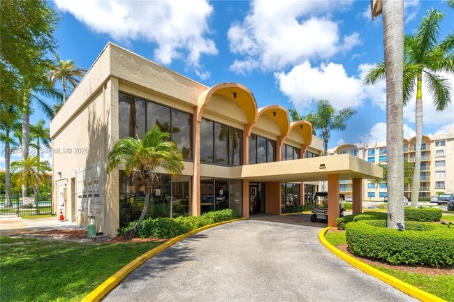Building Photo - 9320 Fontainebleau Blvd