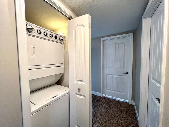 Building Photo - 2 Bedroom/2 Bathroom Apartment!