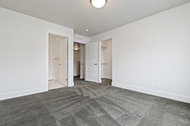 Building Photo - 3785 E Parkcenter Blvd