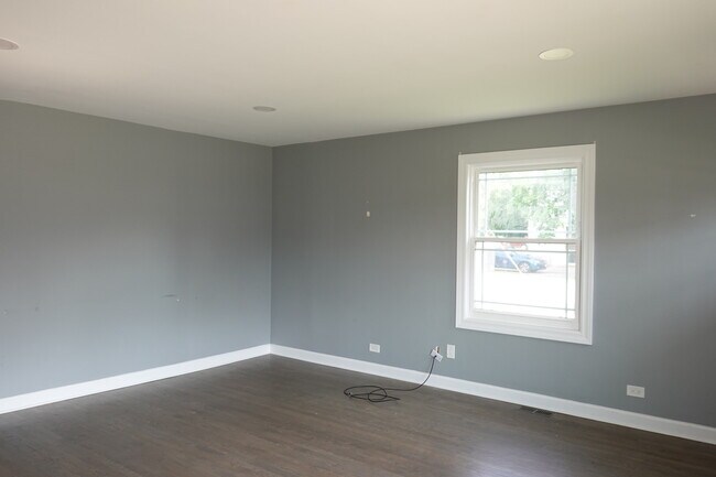 Building Photo - 260 N Slusser St