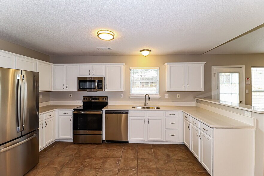 Building Photo - 120 Pinewood Dr