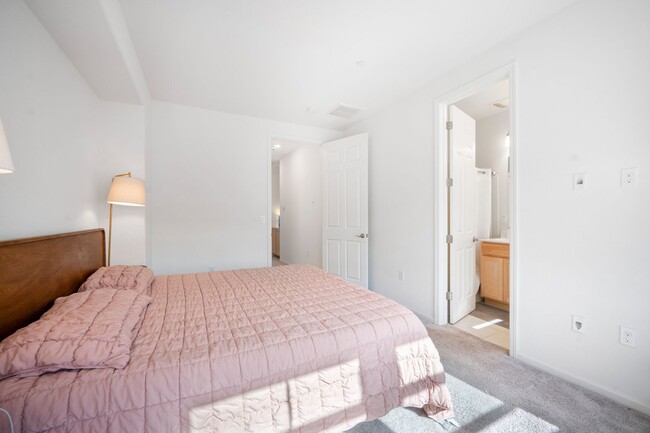 Building Photo - $3595.00 - Newer Large 3/2.5 Townhome in B...