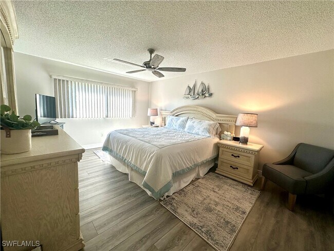 Building Photo - 555 Park Shore Dr