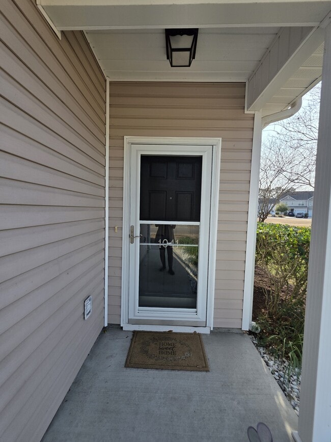 Building Photo - 1041 Fairway Ln