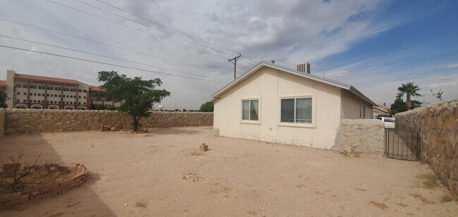 Building Photo - 3400 Tierra Cromo Rd