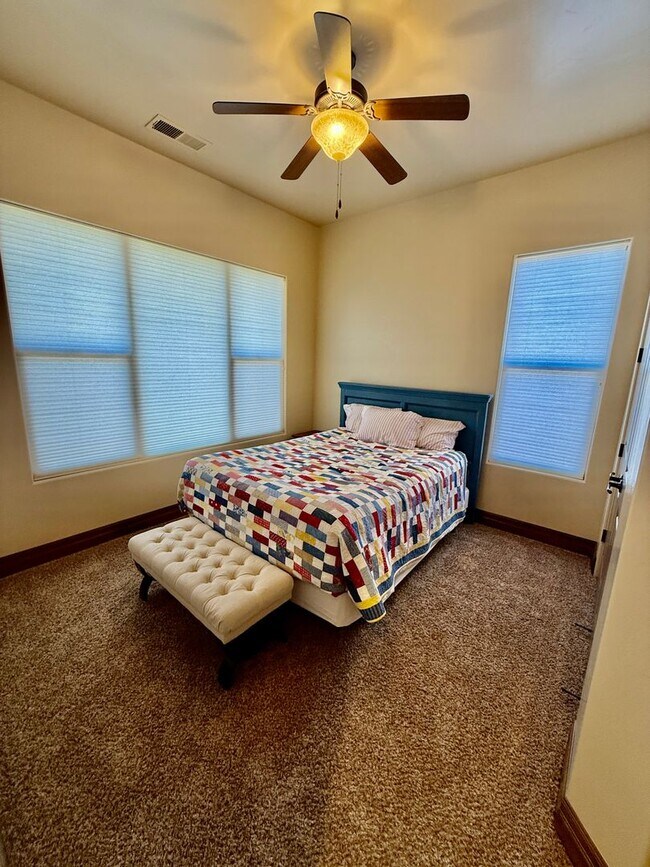 Building Photo - Beautiful Five-Bedroom Home in Tonaquint V...