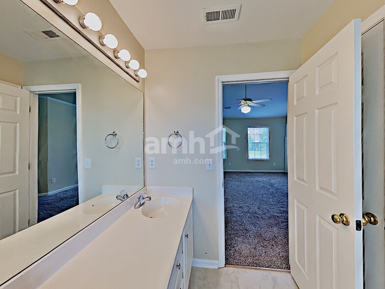 Building Photo - 147 Grove Ln S