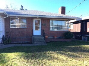 Building Photo - House - 2 units available! Utilities inclu...