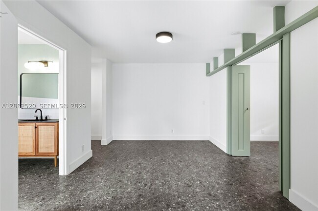Building Photo - 1085 NE 34th St