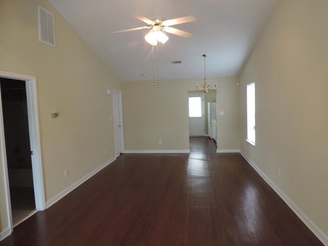 Building Photo - 105 Laurel Pl