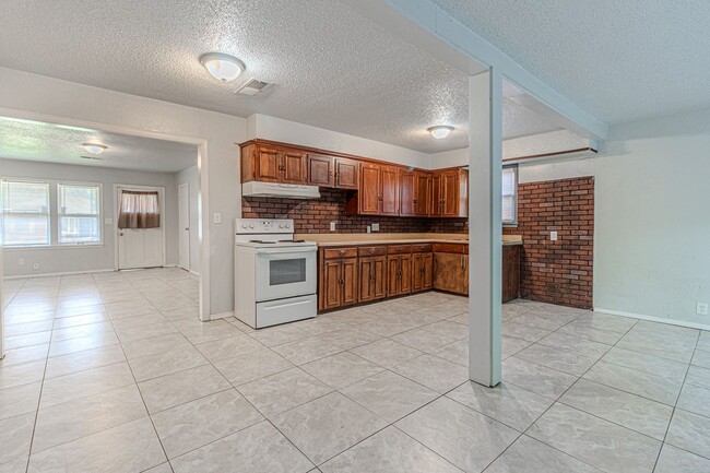 Building Photo - 3 Bed 2 Bath in OKC!
