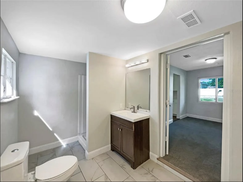 Building Photo - 370 E Waldo St