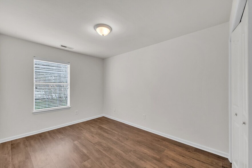 Building Photo - 518 S Lake Cir