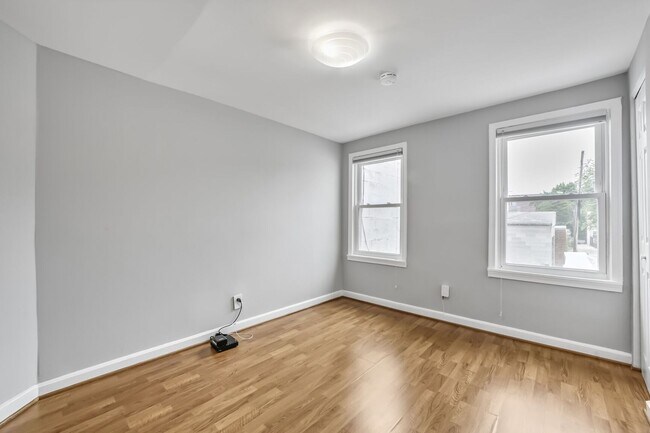 Building Photo - Available Now! 2 Bed / 1 Bath Rowhouse in ...