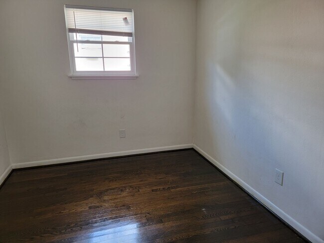 Building Photo - Front half of duplex, 2 bedroom 1 bath