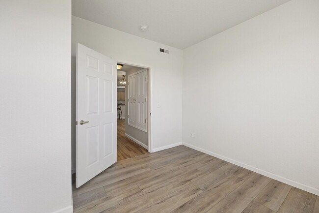 Building Photo - "Chic & Spacious 2-Bed, 2-Bath Condo with Granite Elegance in Littleton!"