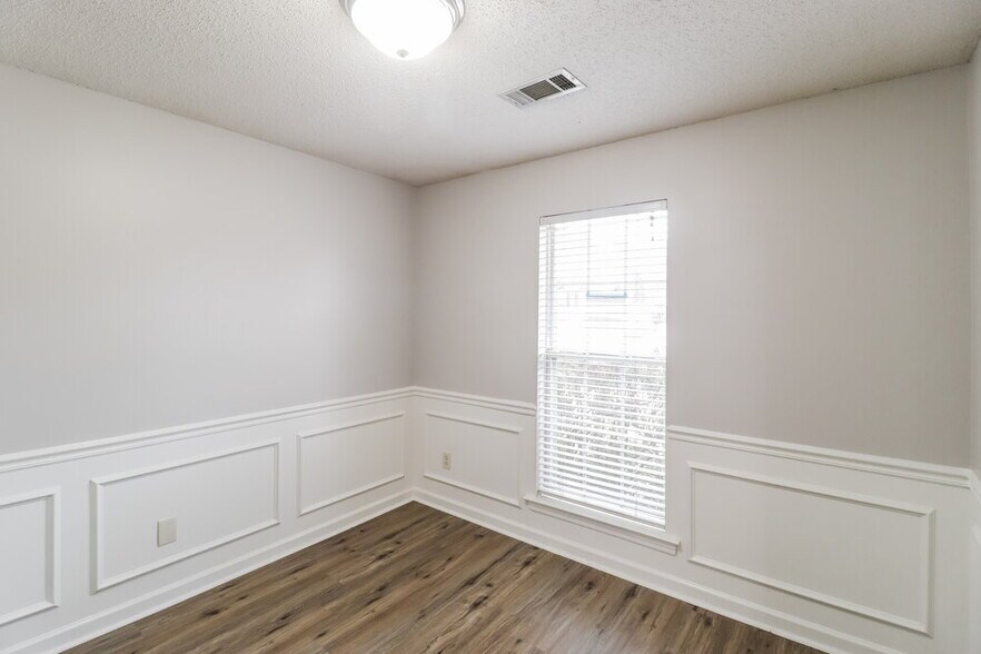 Building Photo - 9309 Garden Woods Cove