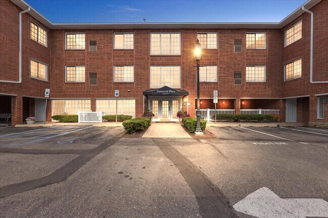 Building Photo - 444 Chester St