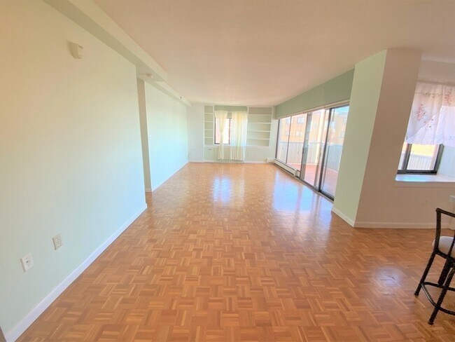 Building Photo - 300 Lynn Shore Dr