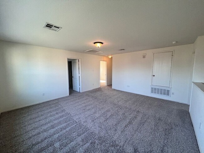 Building Photo - NorthPark / Taylor, TX / 4 bedrooms / Approx 2932 sq. ft. / Refrigerator / Washer & Dryer / New C...