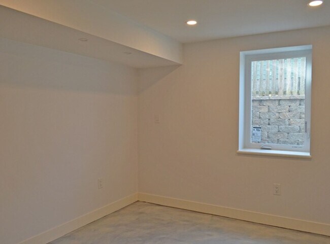 Building Photo - River Pied a Terre