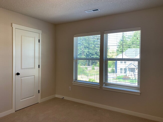 Building Photo - Beautiful 4BR in Camas! Modern Finishes! Close to Shopping & I-5! Schedule a tour today!