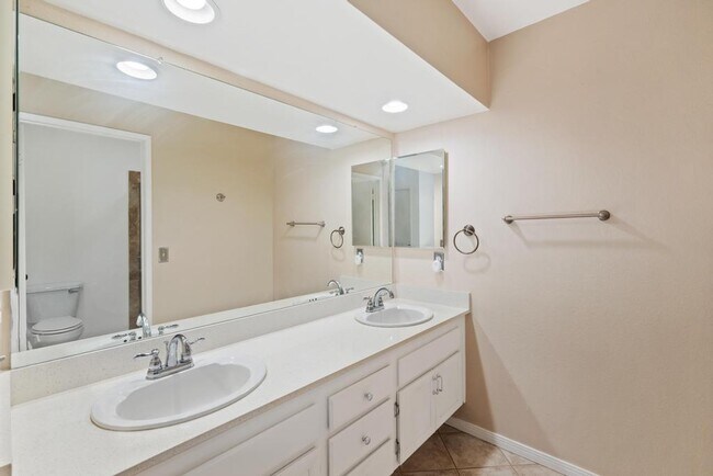Building Photo - 1439 Summit Dr