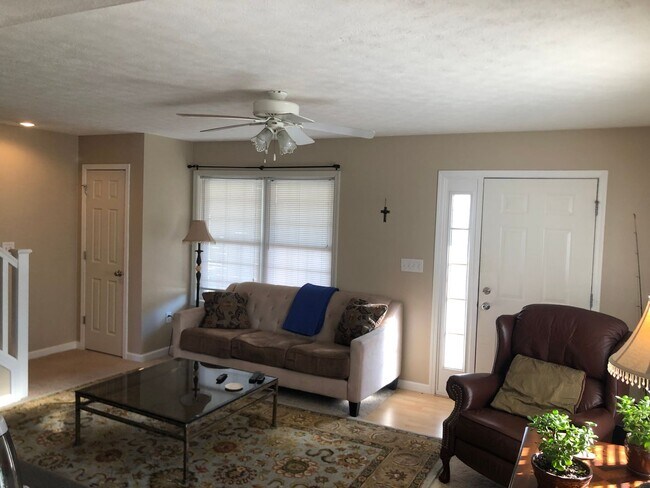 Building Photo - 2 Bedroom Townhouse Available August 2026;...