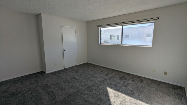 Building Photo - Beautifully Remodeled 2 Bed 1.5 Bath Santa...