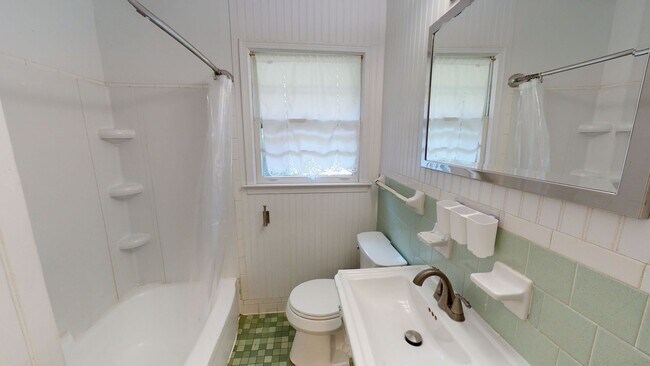 Building Photo - Precious updated 3 bed/1bath located in Oakleigh Heights