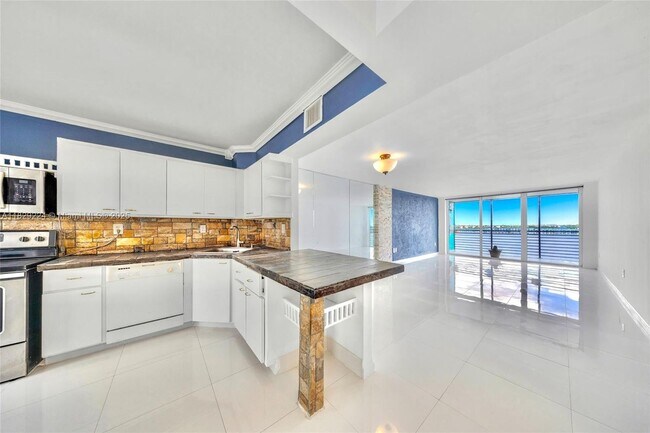 Building Photo - 1175 NE Miami Gardens Dr