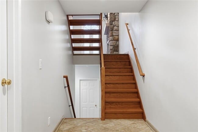 Building Photo - 709 Clyde St