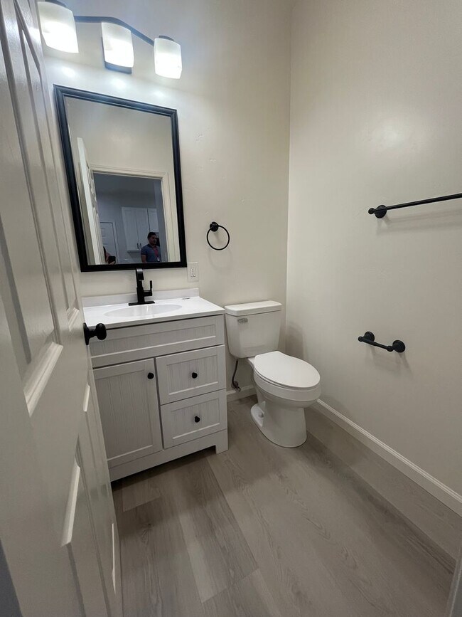 Building Photo - Newly Remodeled Home! MUST SEE!