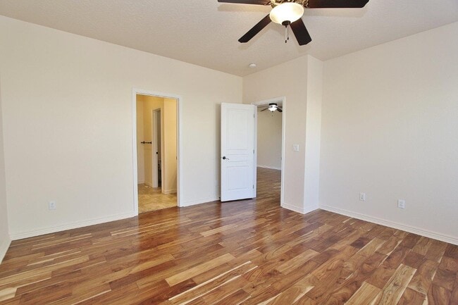 Building Photo - 2122 W Pine Ave