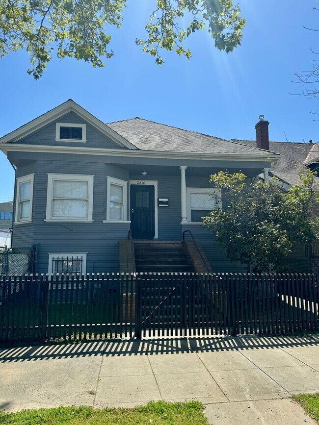 Building Photo - Remodeled 2bed/2bath HOME IN MIDTOWN! CENT...