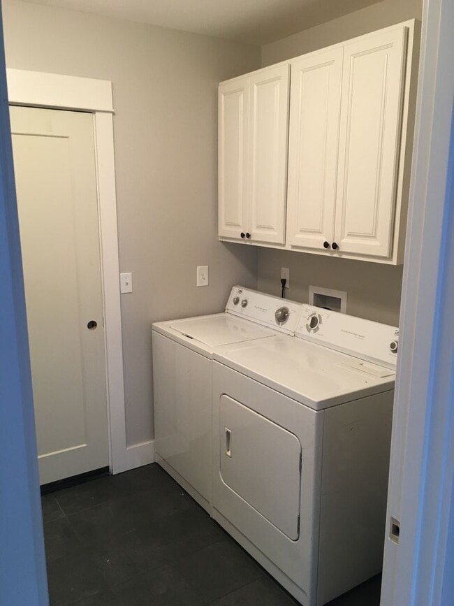 Building Photo - Updated 1930s Craftsman Duplex!