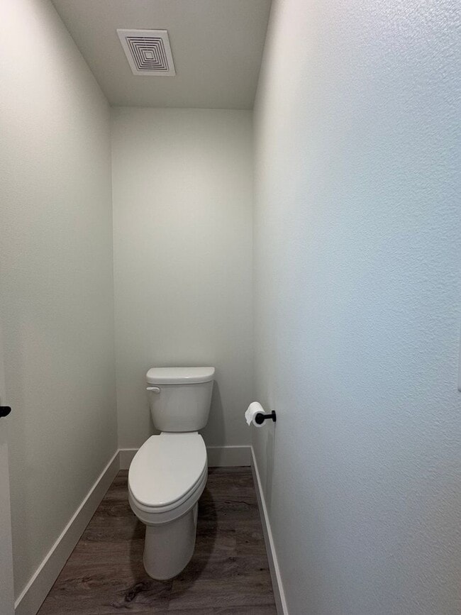 Building Photo - Peaceful Living Just Minutes from Town