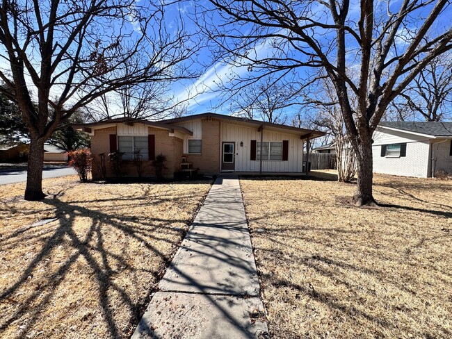 Building Photo - Fantastic 3/2 Close to Brownwood High School