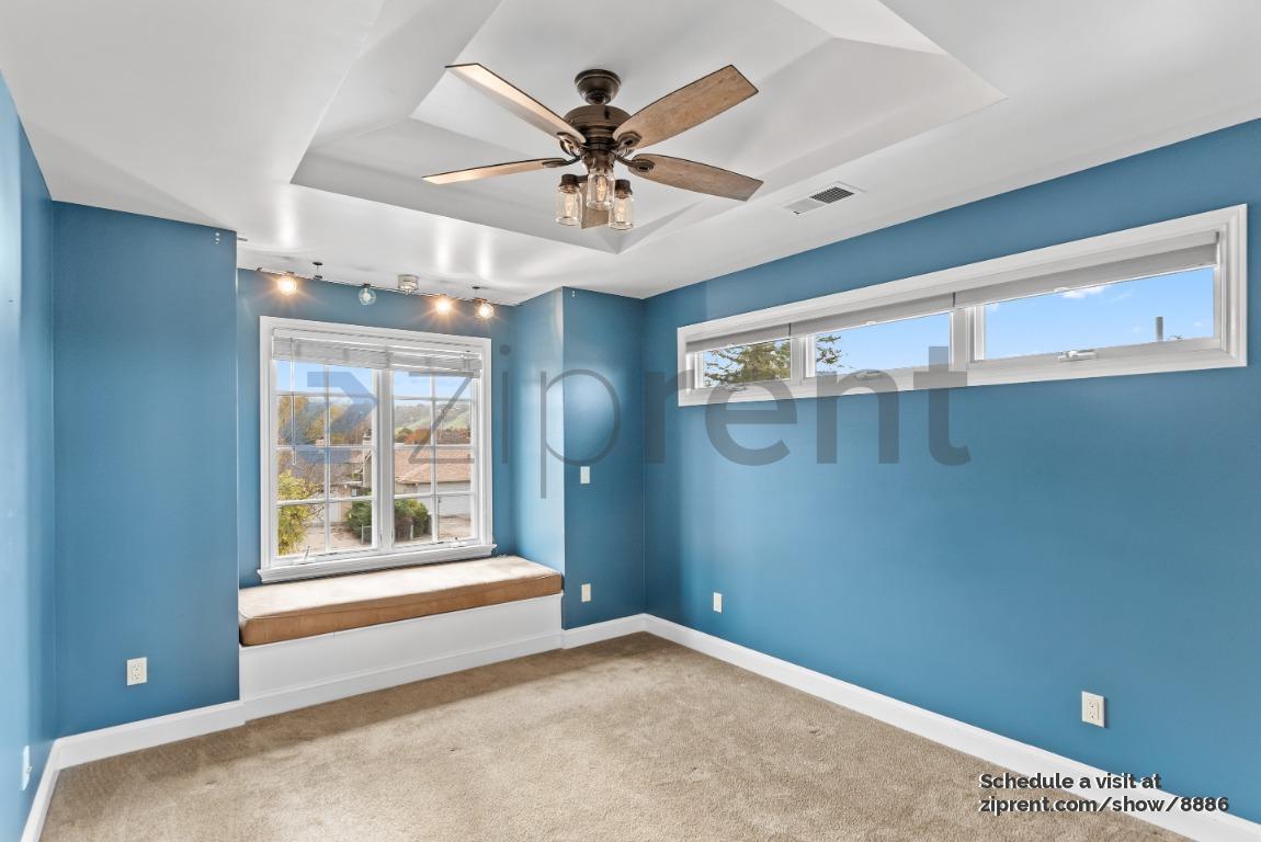 Building Photo - 475 Roading Dr