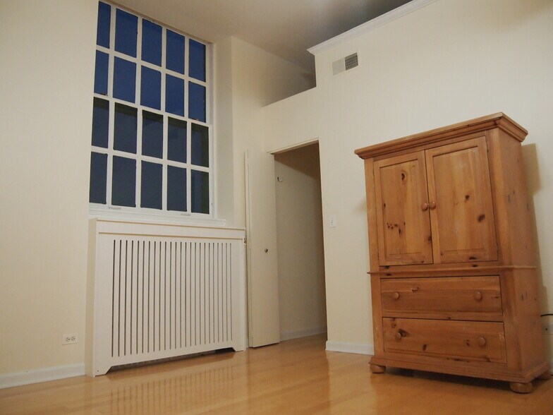 Building Photo - 807 Church St