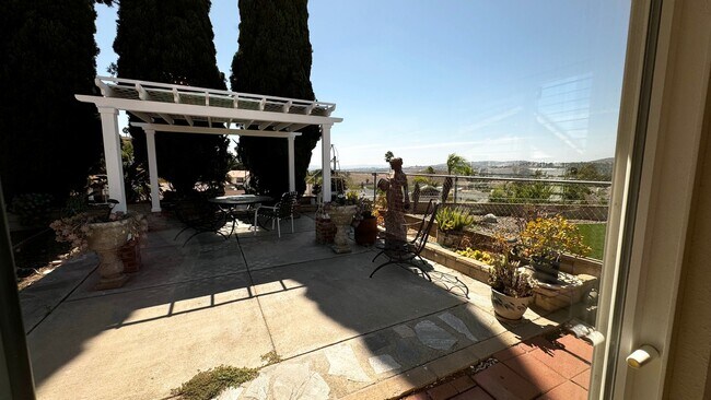 Building Photo - Spacious Home overlooking Daimond Bar hills