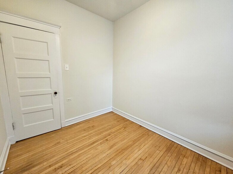 Building Photo - 3800 N Wilton Ave