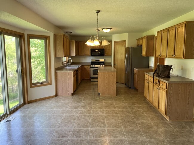 Building Photo - 9141 Leaf Cir