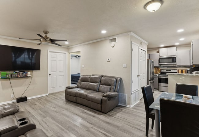 Building Photo - 923 Vance Jackson Rd