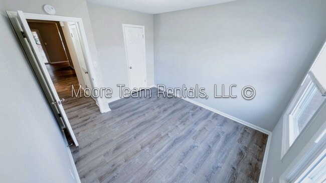 Building Photo - 416 Sixth Ave W