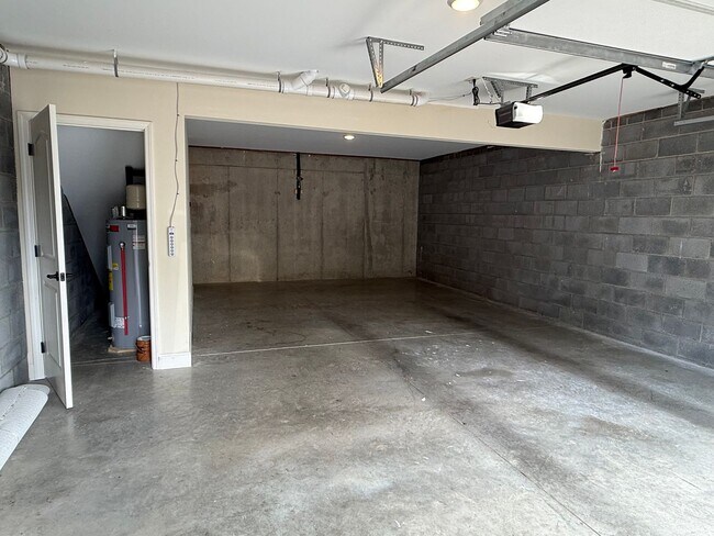 Building Photo - Tri level 2 bed, 2.5 bath Condo! Lakeridge School District.
