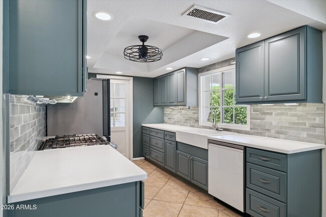 Building Photo - 3526 E Sahuaro Dr