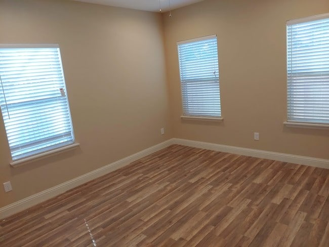 First floor bedroom - 4926 Weeping Willow Rd