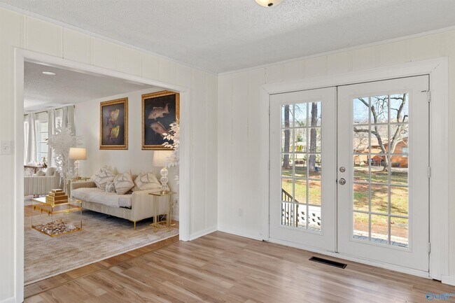 Building Photo - 8009 Whitesburg Dr