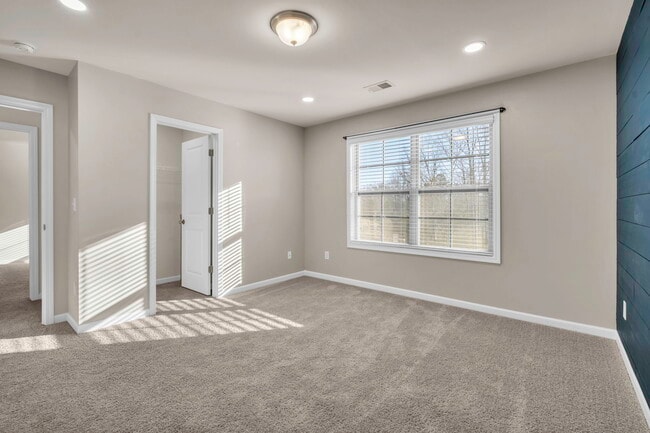 Building Photo - 222 Raleighwood Ln